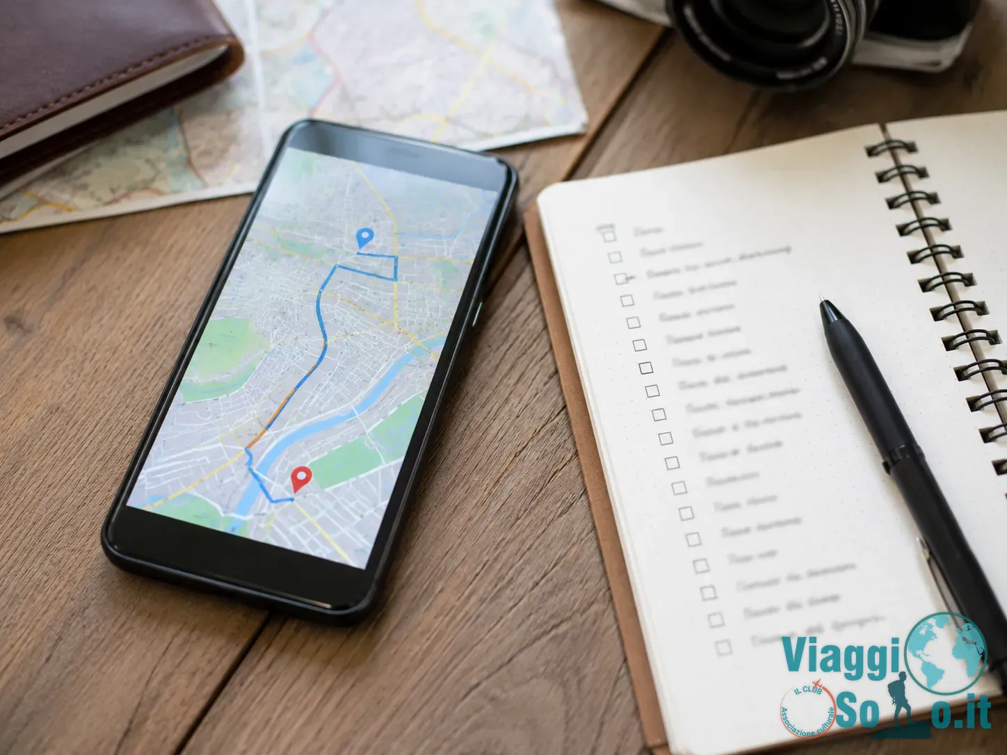 Checklist e mappa usate per verificare un itinerario di viaggio